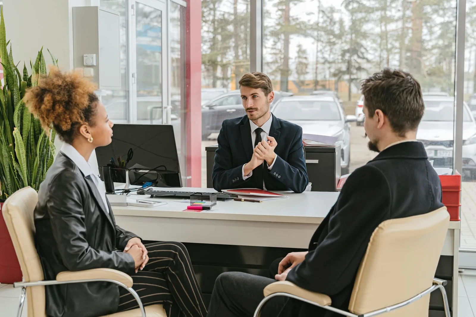 Un conseiller accueillant un client indépendant