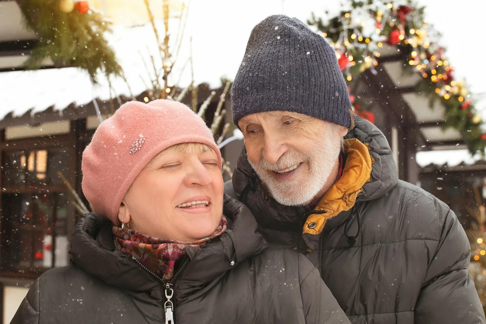 Un couple de seniors souriant