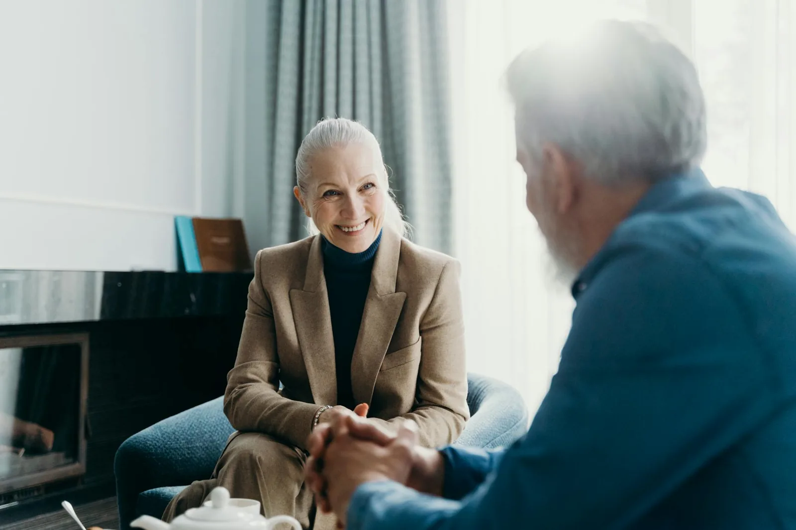 Un couple de seniors souriant