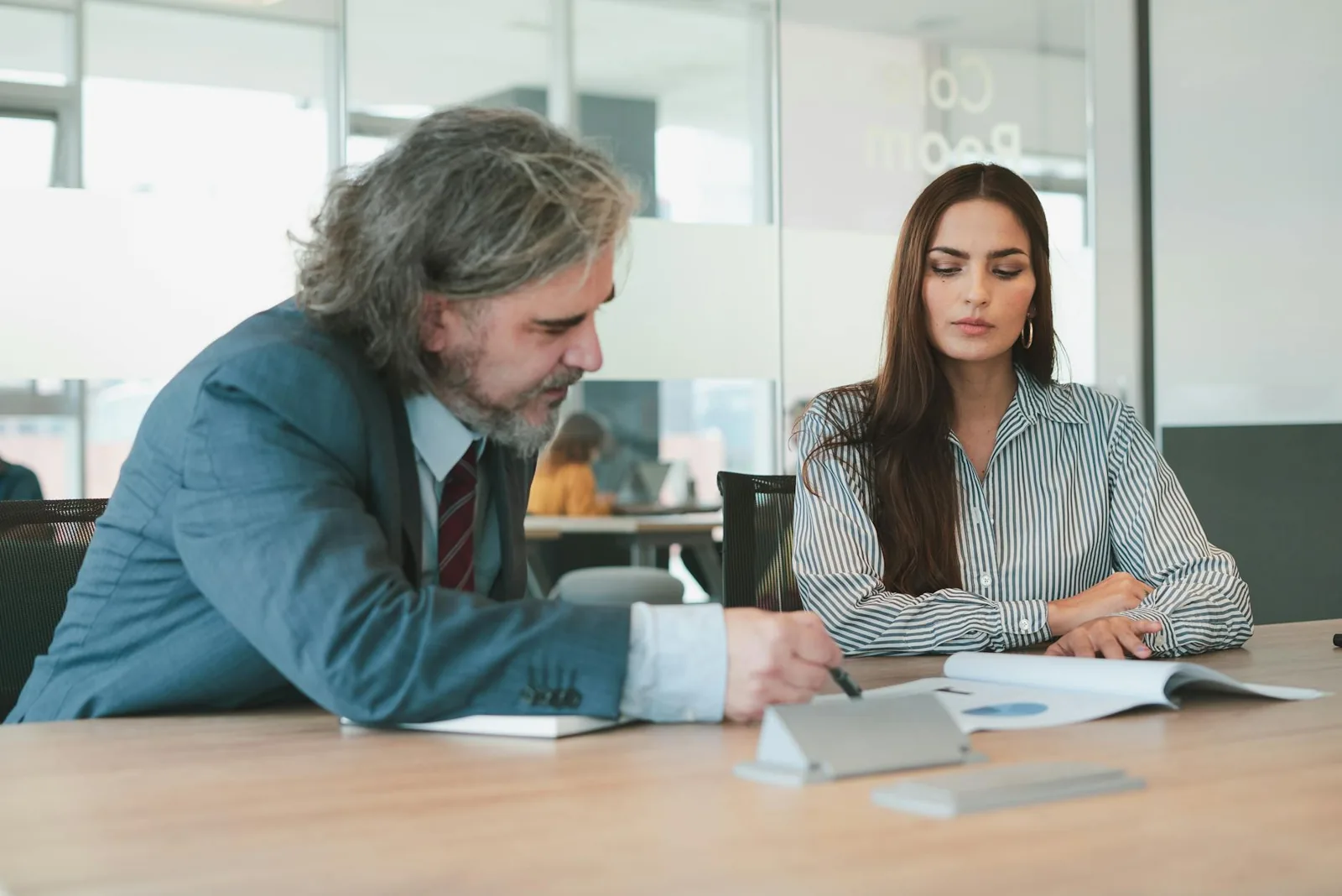 Une conseillère explique sa mutuelle à une cliente