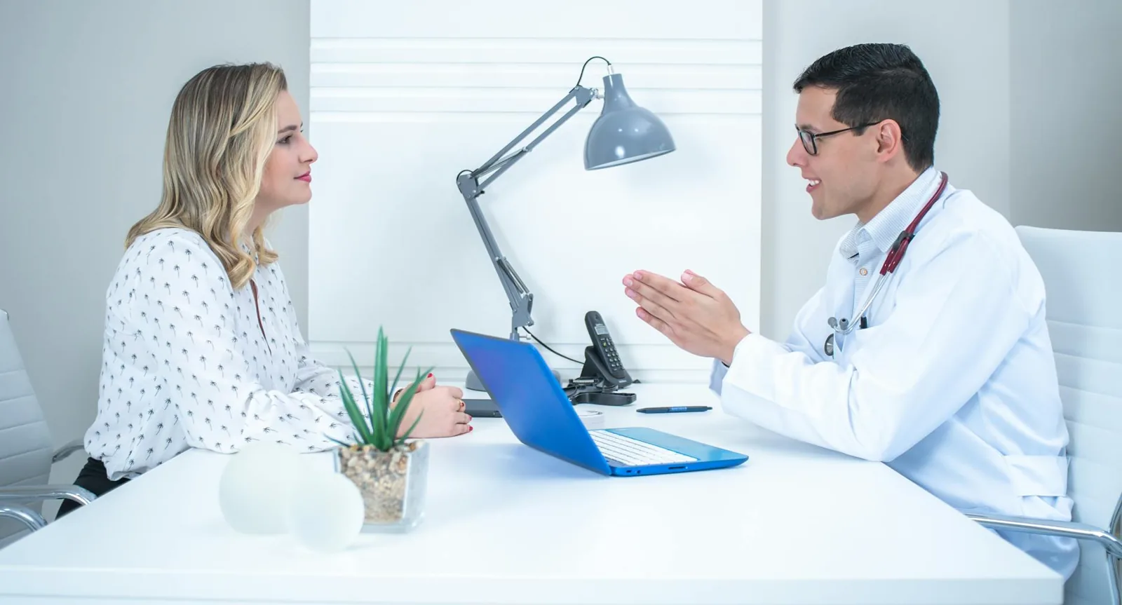 Un professionnel de santé en consultation avec une patiente