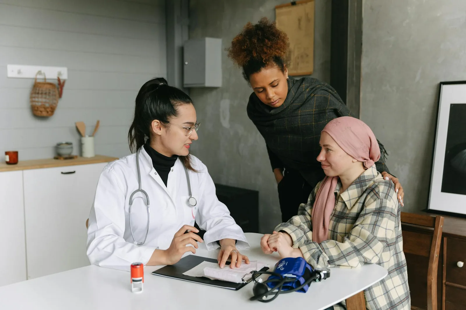Un soignant auprès d'un patient